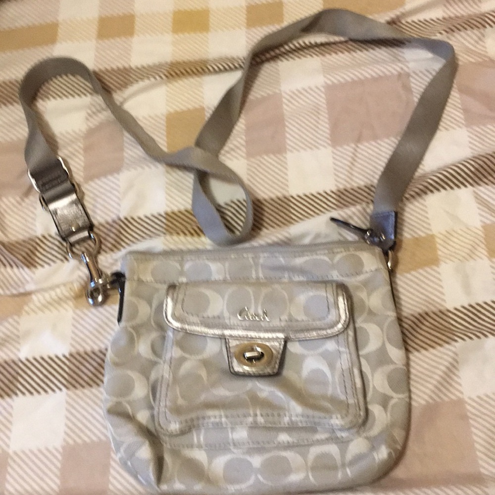 Handbags - Picture 3 of 7